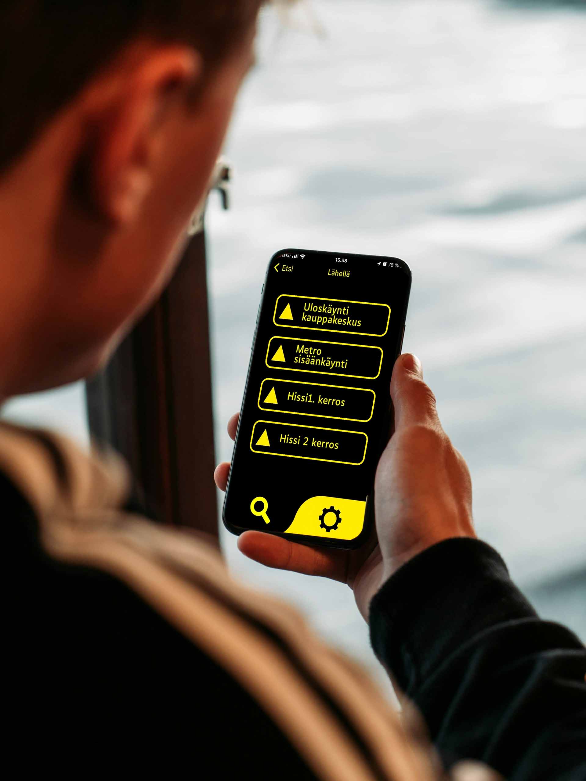 Mymoveo user using app